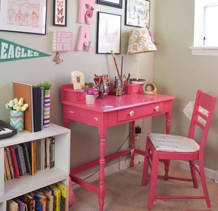 Girl's bedroom decoration using old furniture 