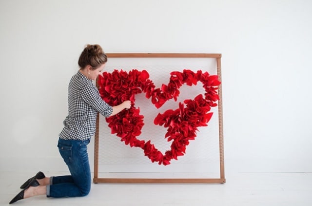 Make a heart-shaped decorative picture for Valentine's Day photography