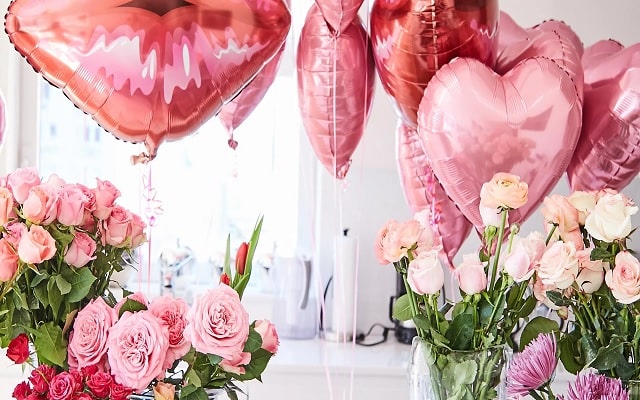 Use flowers to decorate Valentine's decor