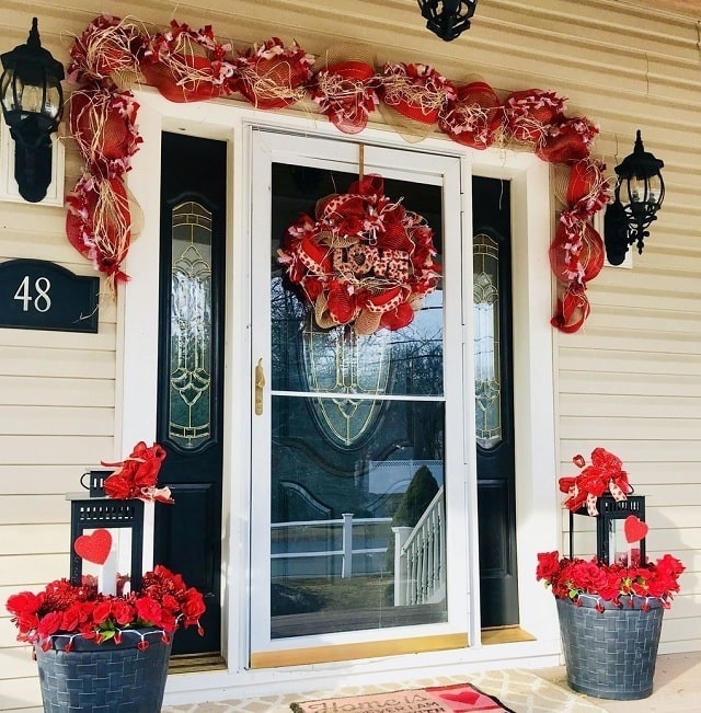 Decorate the front door of the house for Valentine's Day photography