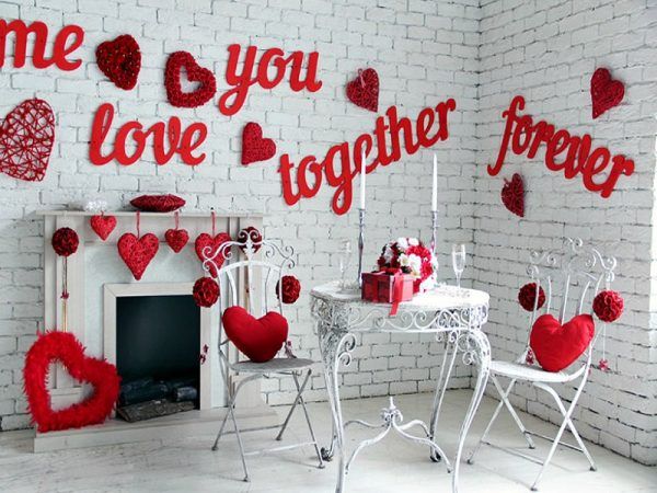 Use romantic phrases to decorate Valentine's decor